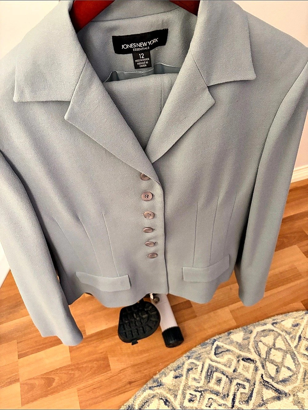 Jones New York Essential Blazer Wool Blazer Gray Size 12 Like New
Vintage collec